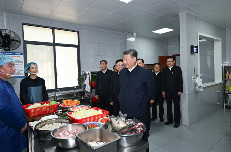 11月4日至6日,中共中央总书记、国家主席、中央军委主席习近平在湖北考察。这是5日上午,习近平在咸宁市嘉鱼县潘家湾镇四邑村养老服务驿站食堂考察。