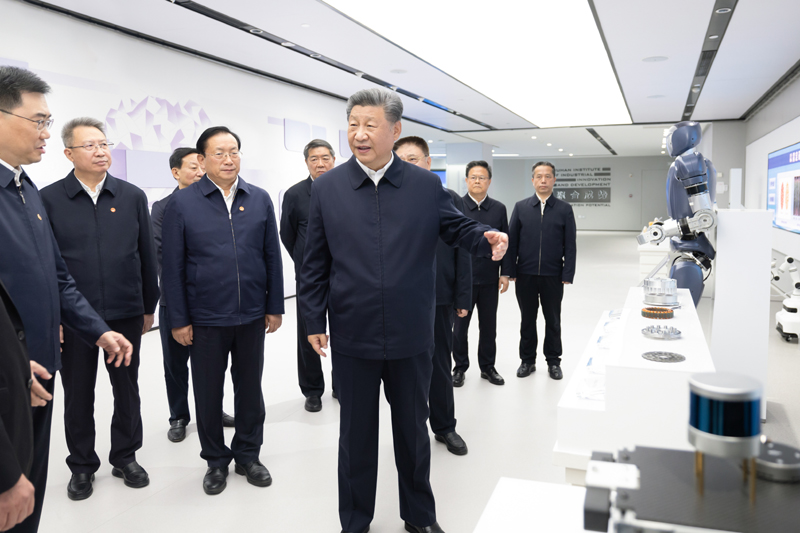 11月4日至6日,中共中央总书记、国家主席、中央军委主席习近平在湖北考察。这是5日下午,习近平在武汉产业创新发展研究院考察。