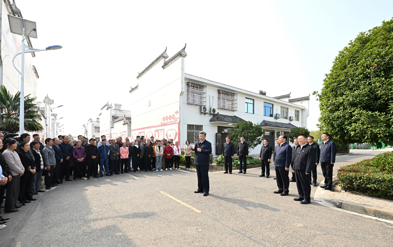 11月4日至6日,中共中央总书记、国家主席、中央军委主席习近平在湖北考察。这是5日上午,习近平在咸宁市嘉鱼县潘家湾镇四邑村考察时,同村民们亲切交流。